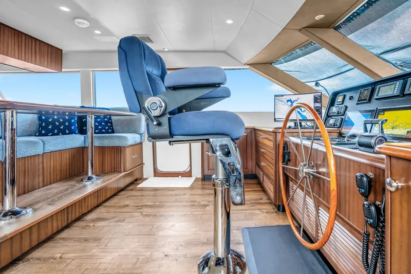 Slide: The Image of 85 Pacific Mariner CABANA Helm - 8140105