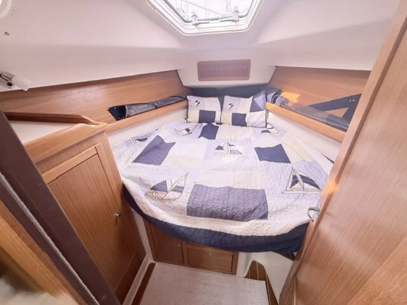 Slide: The Image of Fwd guest cabin - 7926100