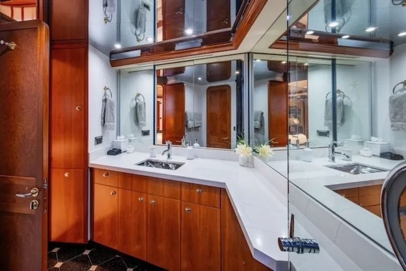 Slide: The Image of Westport 112 LILA CUY Master En-Suite - 7929967