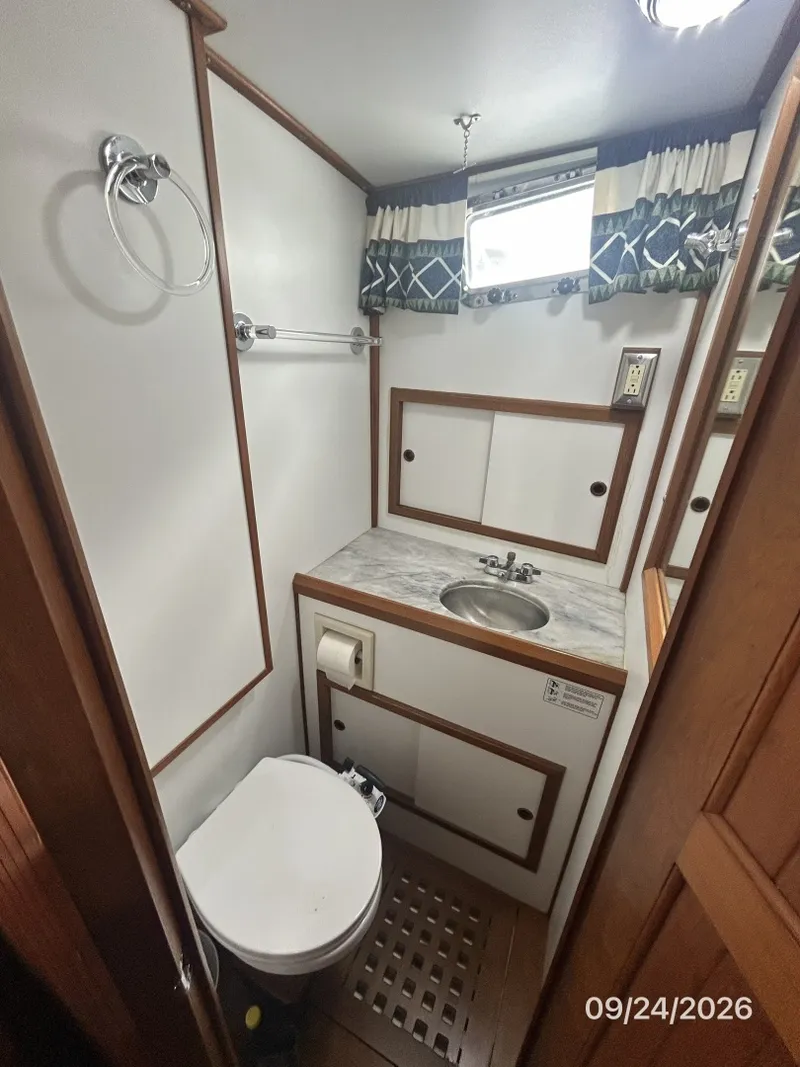 Slide: The Image of 36' Monk guest stateroom head - 7931451