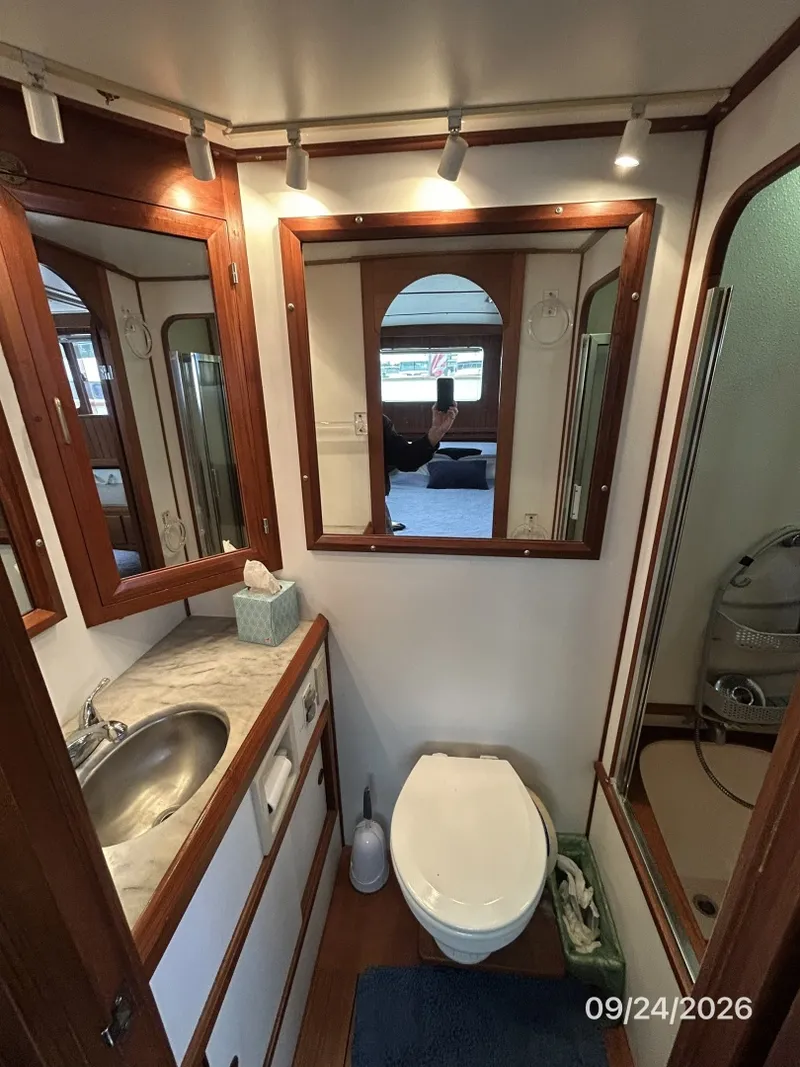 Slide: The Image of 36' Monk master stateroom head - 7931471