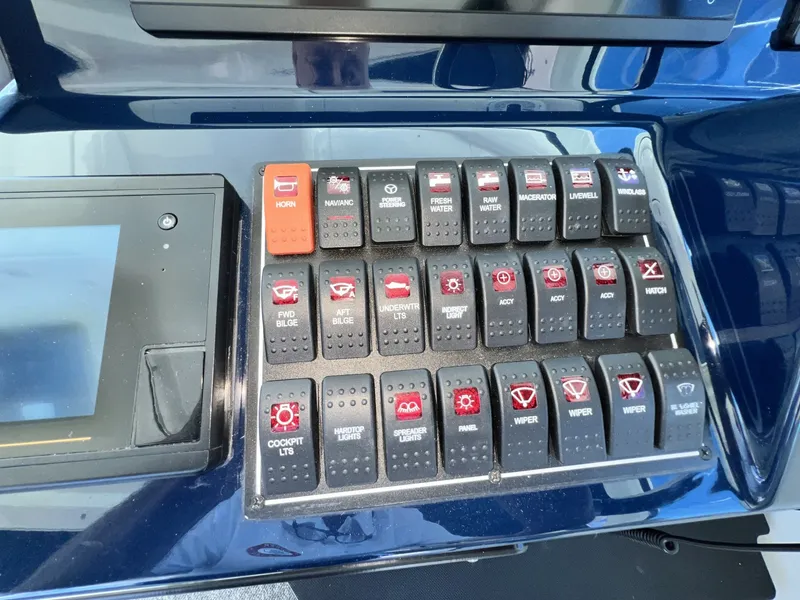 Slide: The Image of Pursuit 385 Offshore 2020 - 8032656