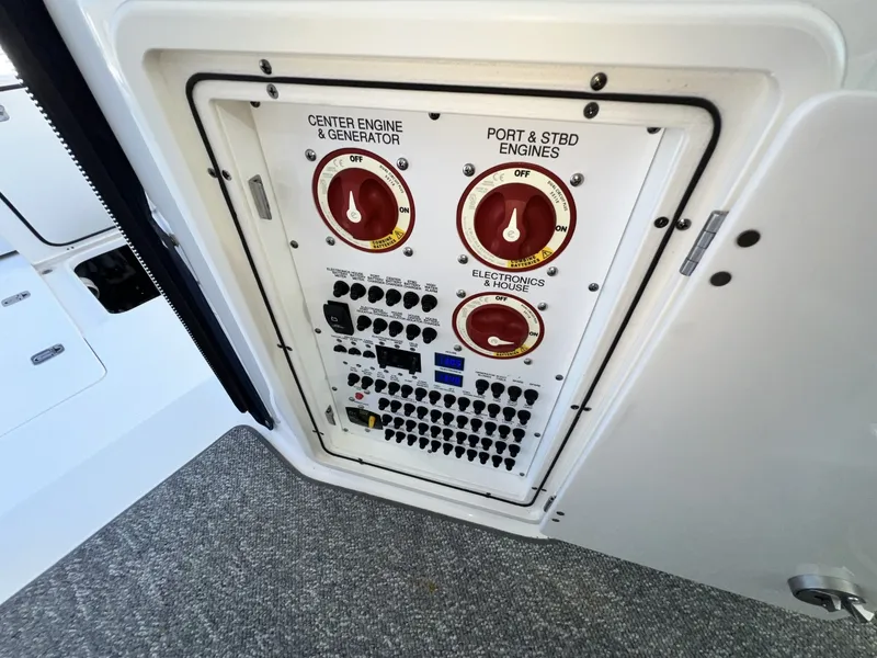 Slide: The Image of Pursuit 385 Offshore 2020 - 8032657