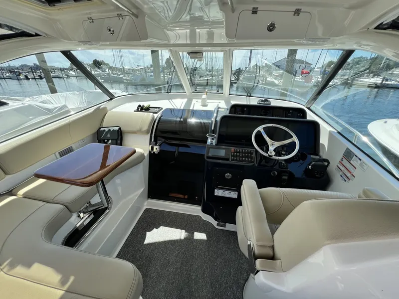 Slide: The Image of Pursuit 385 Offshore 2020 - 8032652