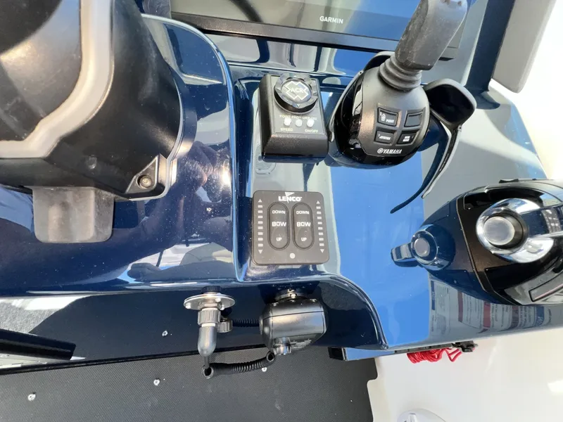 Slide: The Image of Pursuit 385 Offshore 2020 - 8032655