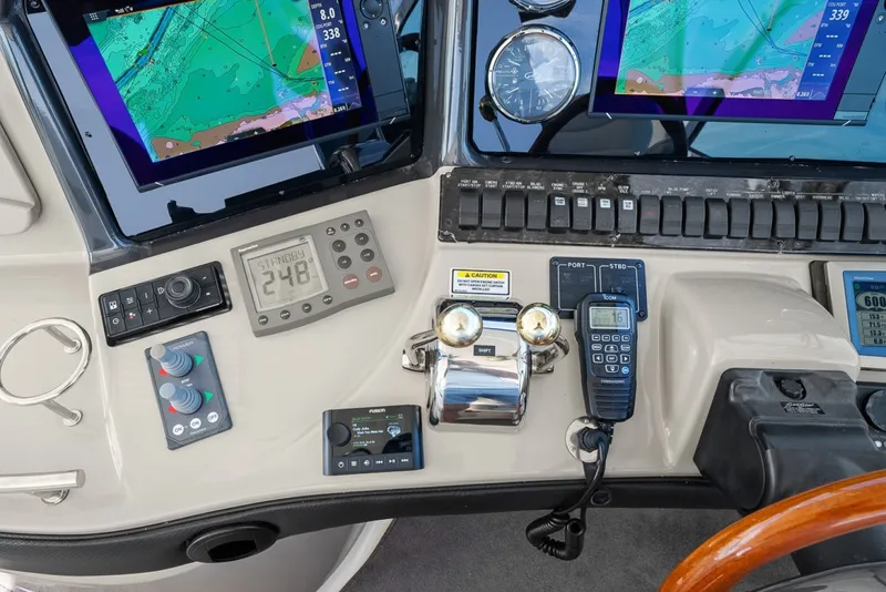 Slide: The Image of Sea Ray 420 Sundancer 2005 - 7953619