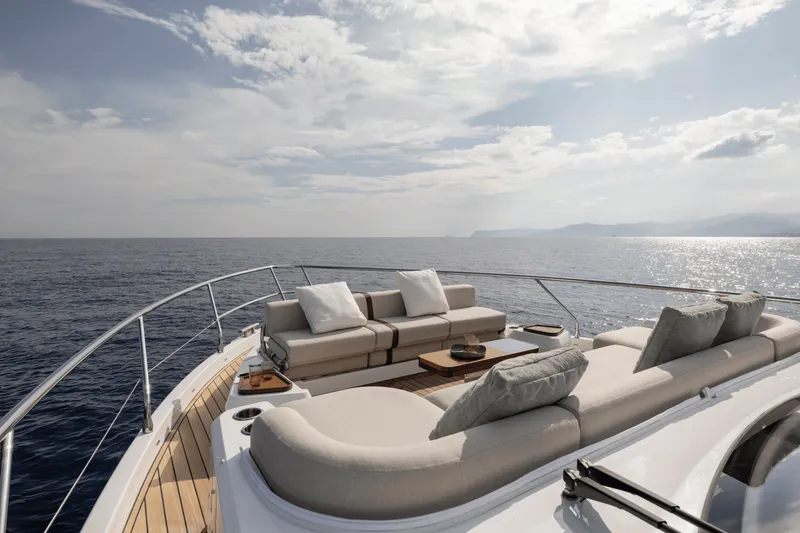 Slide: The Image of Azimut Fly 62 2027 - 7953939