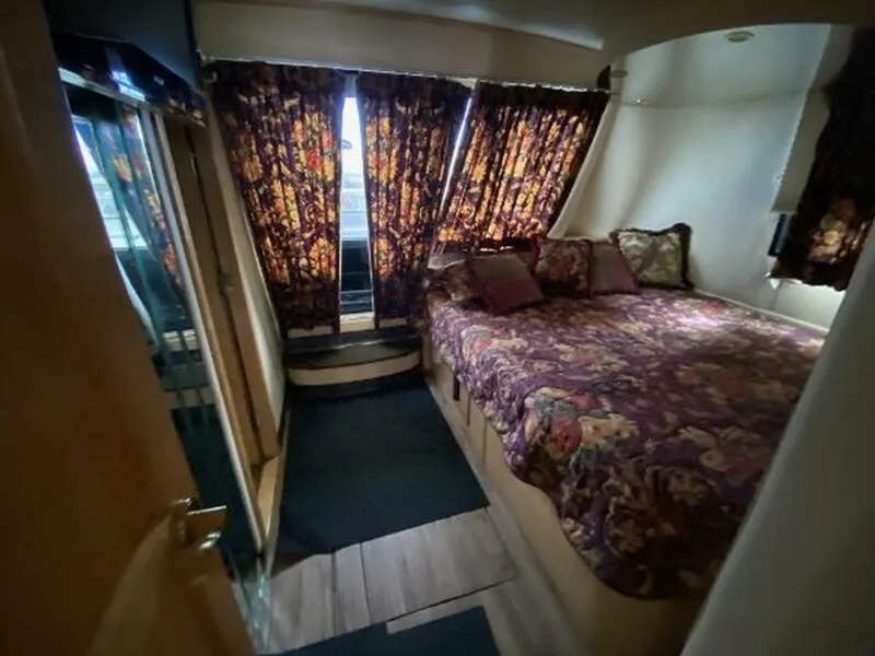 Slide: The Image of 1999 Bluewater 5200 - 8025022