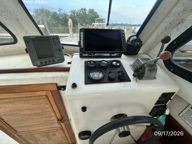 Slide: The Image of 31' Markley/Big Jack pilothouse helm2 - 8034174
