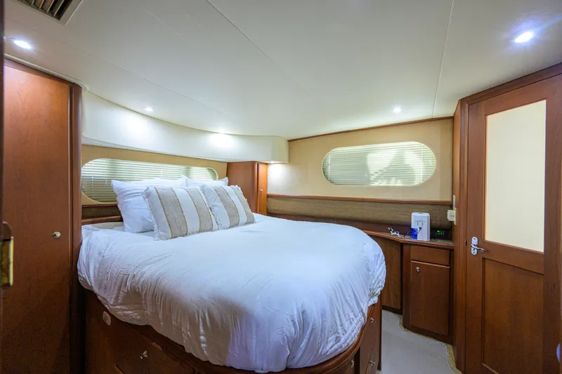 Slide: The Image of Silverton 39 Motor Yacht 2005 - 8139574