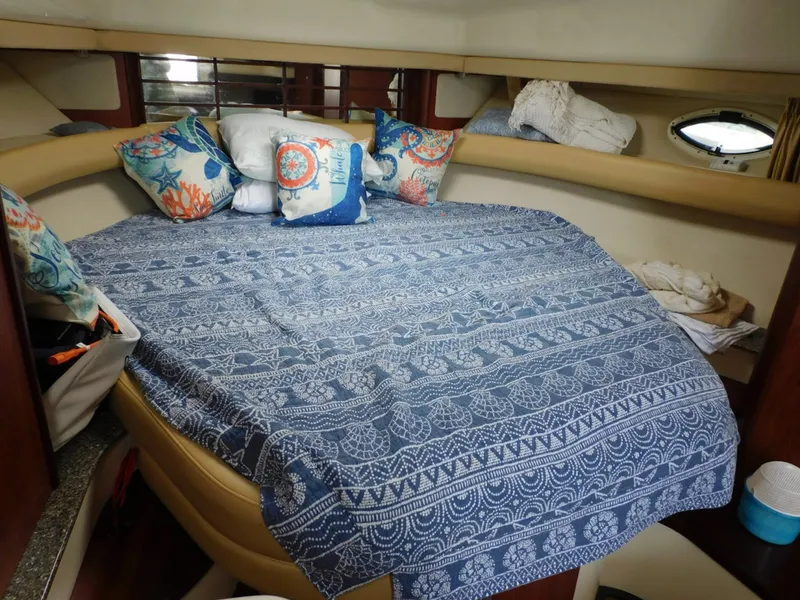Slide: The Image of Monterey 330 Sport Yacht 2007 - 8035688