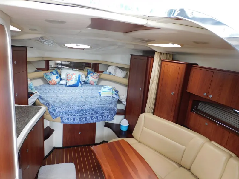 Slide: The Image of Monterey 330 Sport Yacht 2007 - 8035681