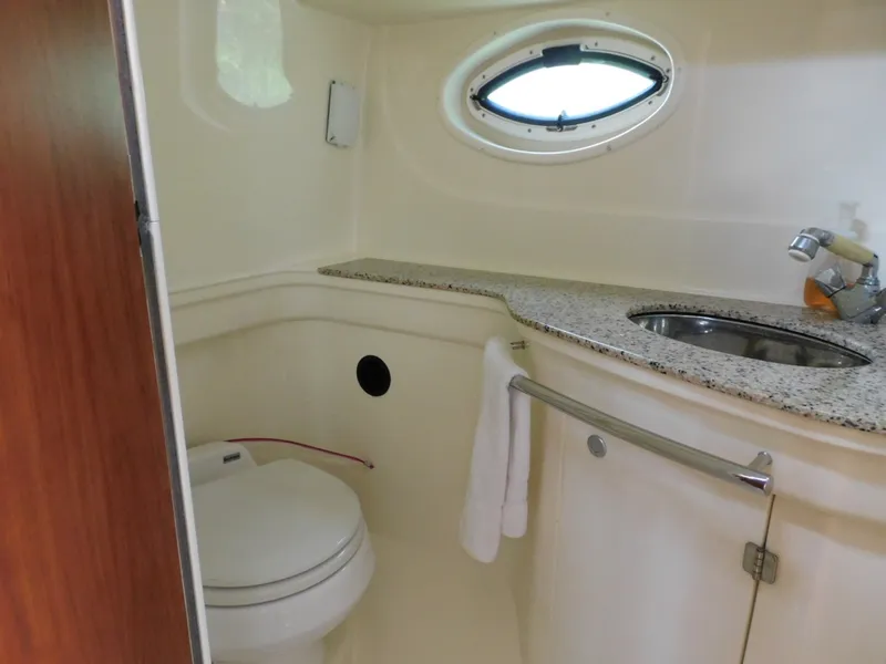 Slide: The Image of Monterey 330 Sport Yacht 2007 - 8035689