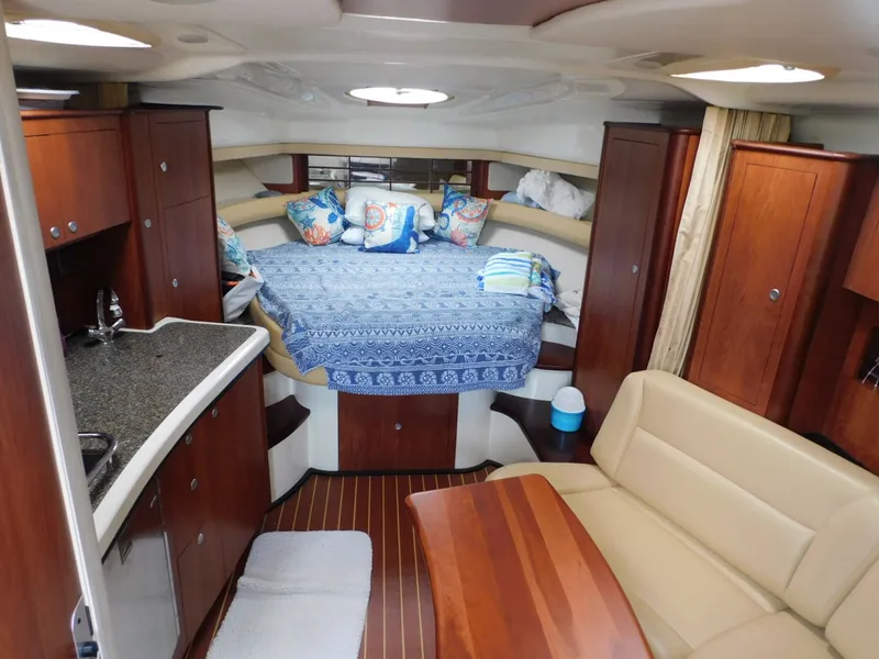 Slide: The Image of Monterey 330 Sport Yacht 2007 - 8035685