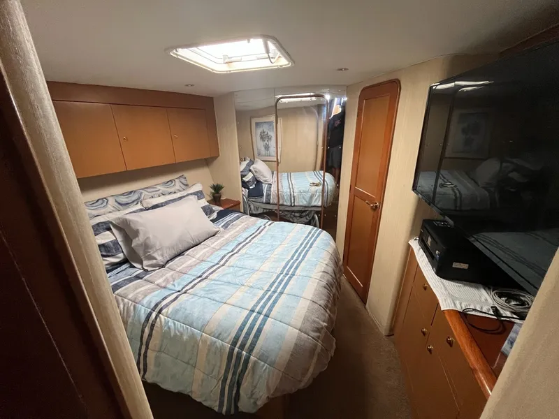 Slide: The Image of Guest Stateroom on the 2004 Ocean Yachts 52 Super Sport - 8036731
