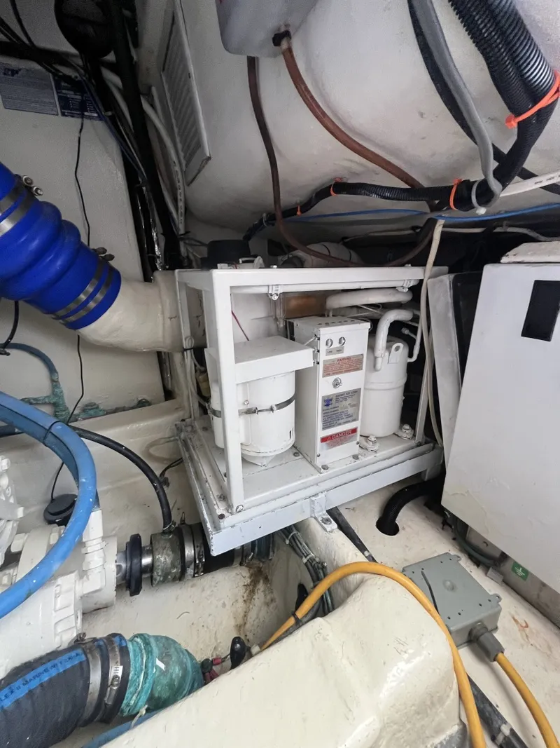 Slide: The Image of Engine Room on the 2004 Ocean Yachts 52 Super Sport - 8036667