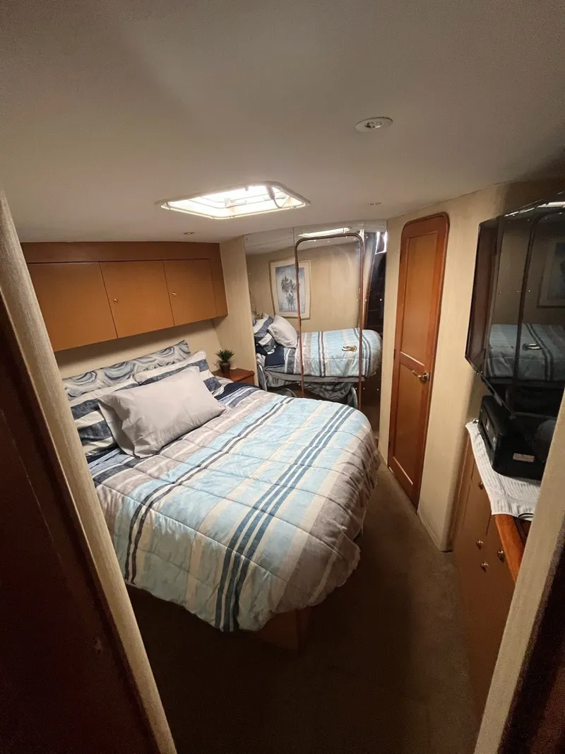 Slide: The Image of Guest Stateroom on the 2004 Ocean Yachts 52 Super Sport - 8036738