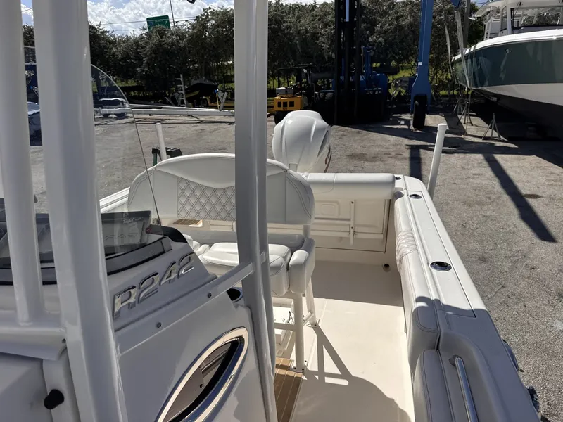 Slide: The Image of Robalo R242 2017 - 8039359
