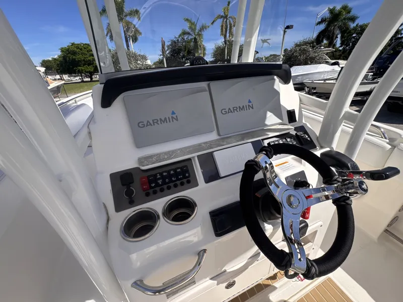 Slide: The Image of Robalo R242 2017 - 8039351
