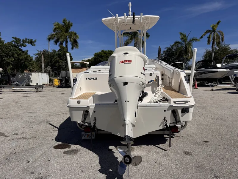 Slide: The Image of Robalo R242 2017 - 8039341