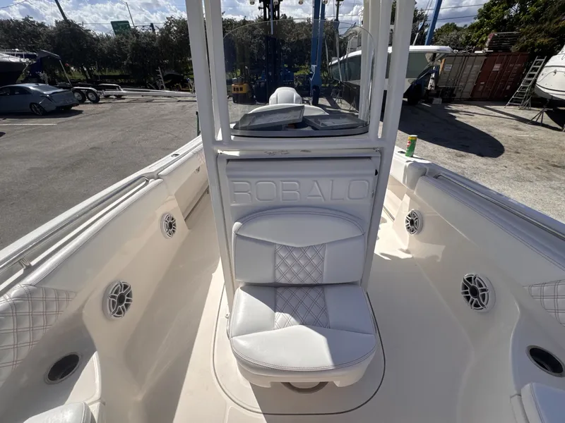 Slide: The Image of Robalo R242 2017 - 8039355