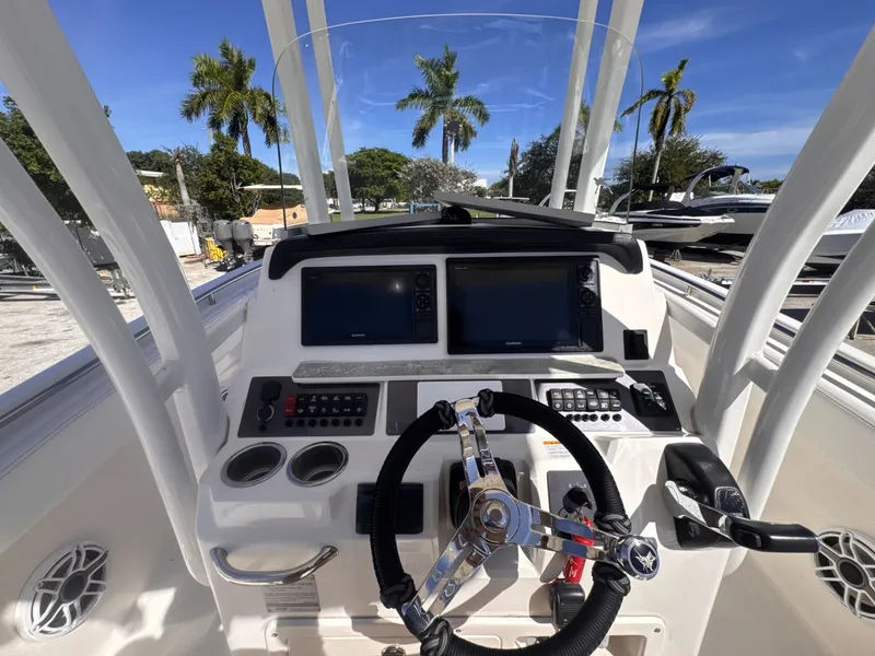 Slide: The Image of Robalo R242 2017 - 8039352