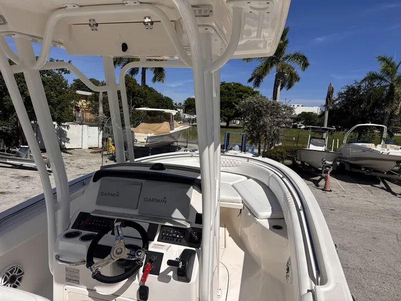 Slide: The Image of Robalo R242 2017 - 8039350