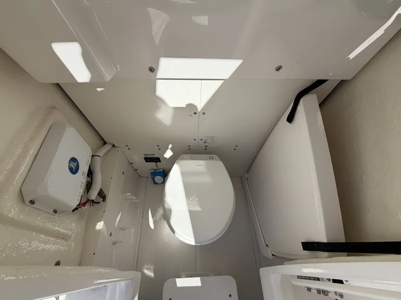 Slide: The Image of Robalo R250 2025 - 8046081