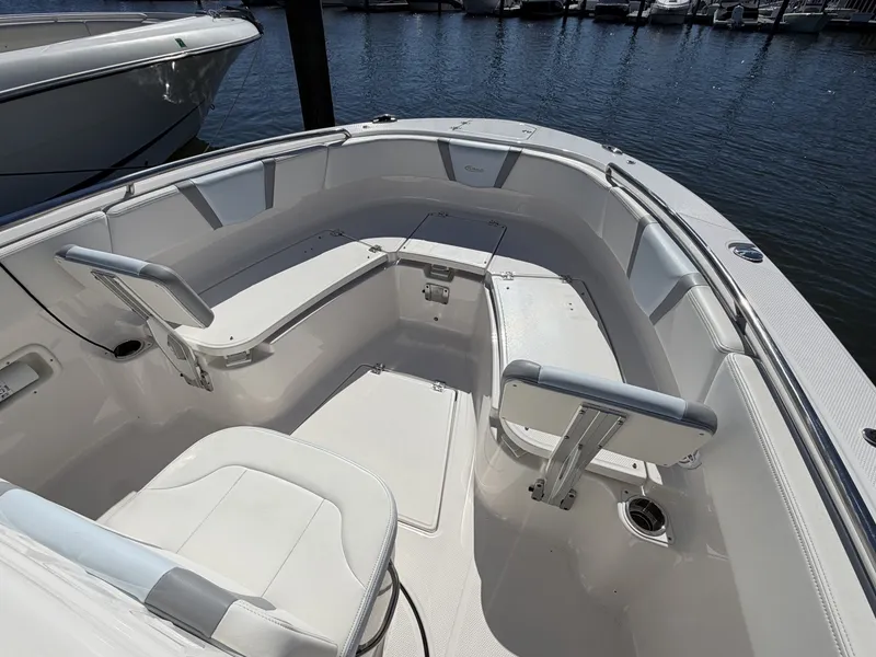 Slide: The Image of Robalo R250 2025 - 8046099