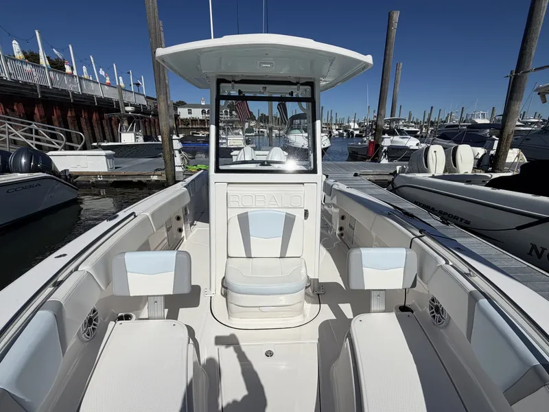 Slide: The Image of Robalo R250 2025 - 8046100