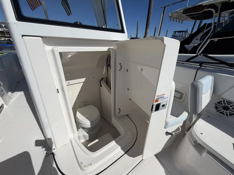 Slide: The Image of Robalo R250 2025 - 8046080