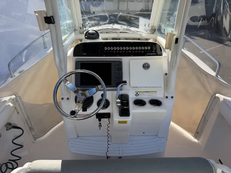 Slide: The Image of Everglades 230 Center Console 2014 - 8046254