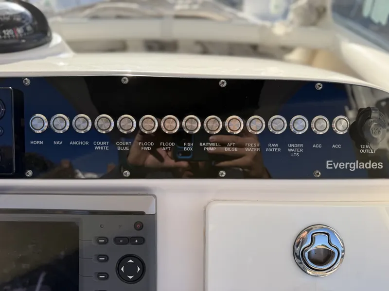 Slide: The Image of Everglades 230 Center Console 2014 - 8046265