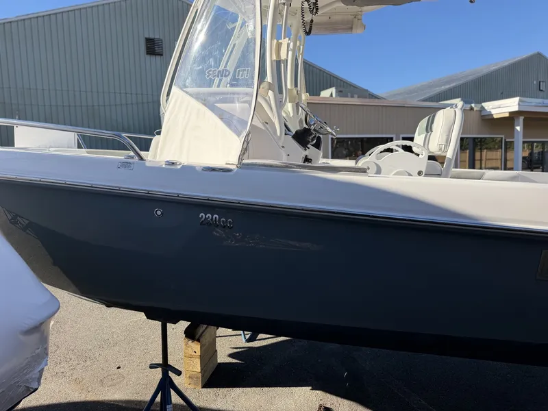 Slide: The Image of Everglades 230 Center Console 2014 - 8046241