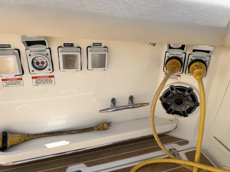 Slide: The Image of Boston Whaler 38 2020 - 8051164