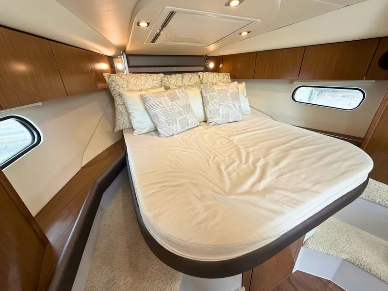 Slide: The Image of Cruisers 35 Express 2018 - 8054980