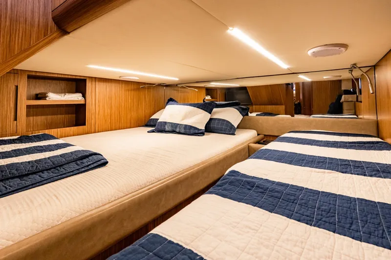 Slide: The Image of Chris-Craft 44 Commander 2018 - 8056011