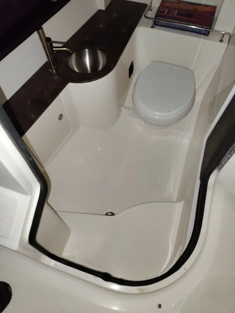 Slide: The Image of Sea Ray 350SLX 2018 - 8328757