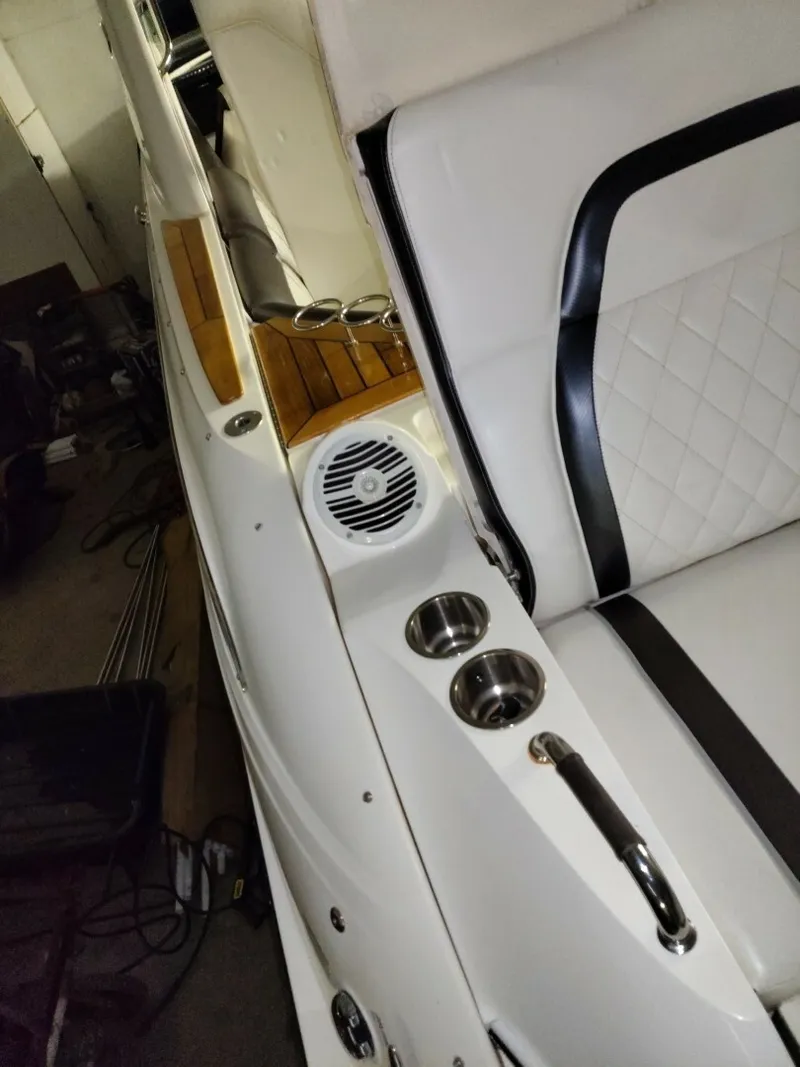 Slide: The Image of Sea Ray 350SLX 2018 - 8328730