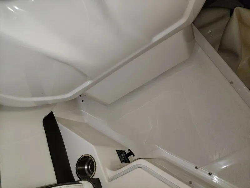 Slide: The Image of Sea Ray 350SLX 2018 - 8328761