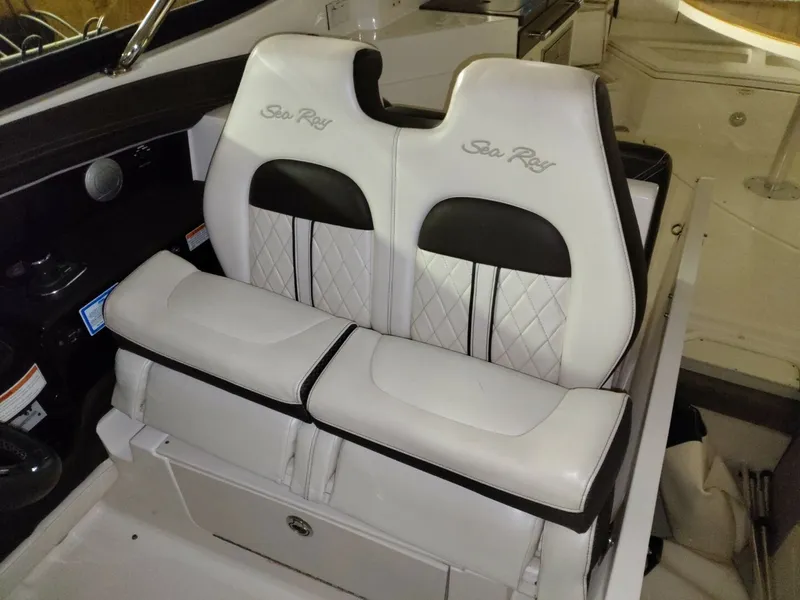 Slide: The Image of Sea Ray 350SLX 2018 - 8328736