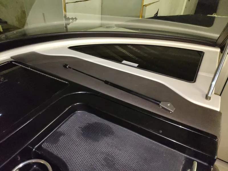 Slide: The Image of Sea Ray 350SLX 2018 - 8328756