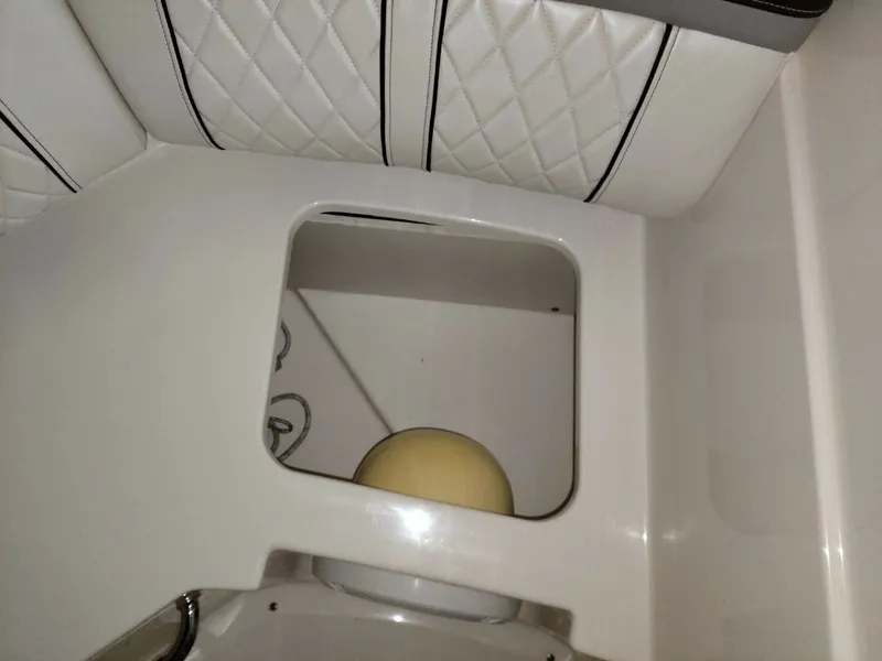 Slide: The Image of Sea Ray 350SLX 2018 - 8328762