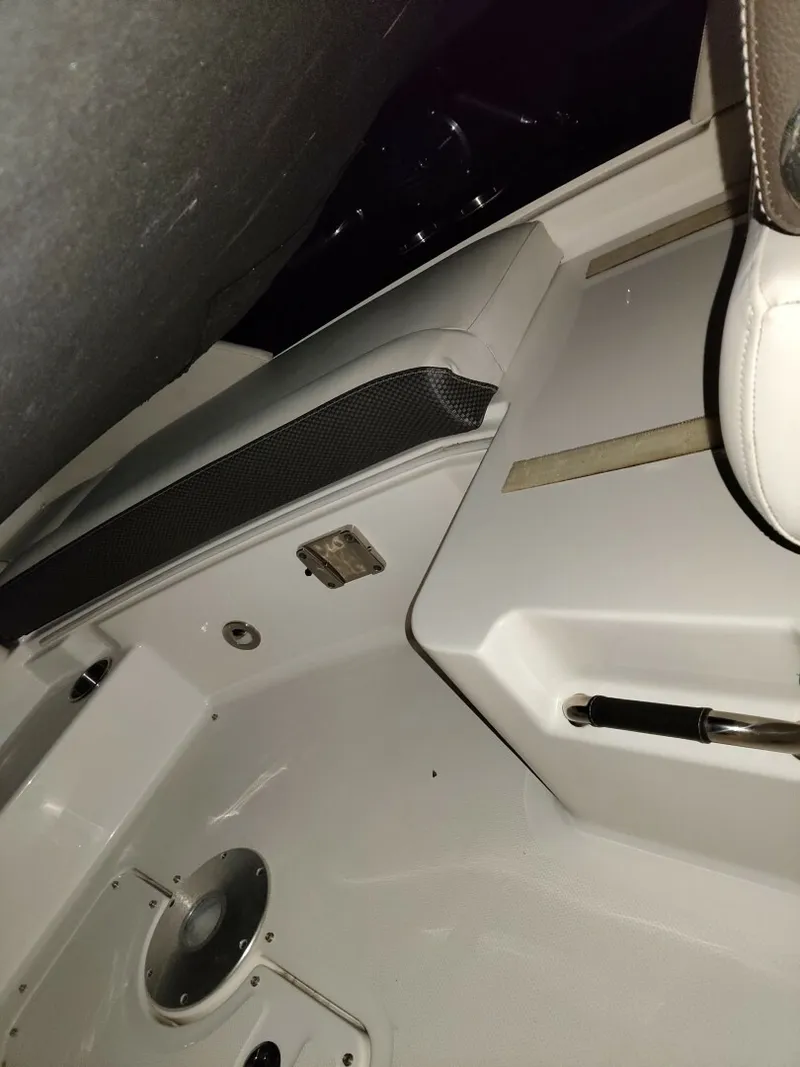 Slide: The Image of Sea Ray 350SLX 2018 - 8328741