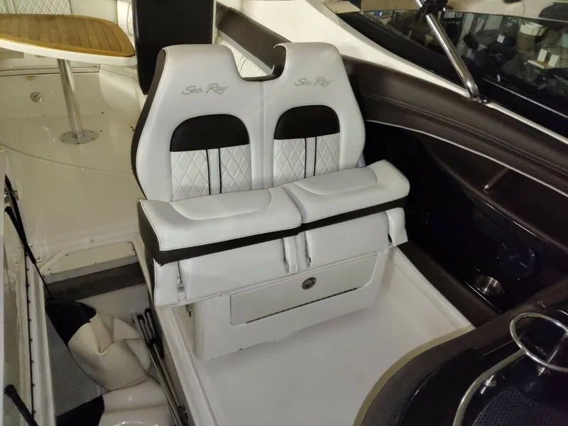 Slide: The Image of Sea Ray 350SLX 2018 - 8328737