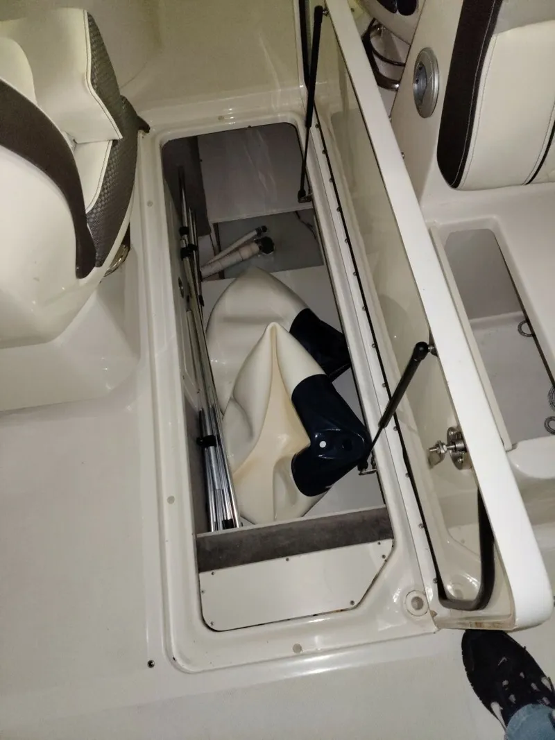 Slide: The Image of Sea Ray 350SLX 2018 - 8328763