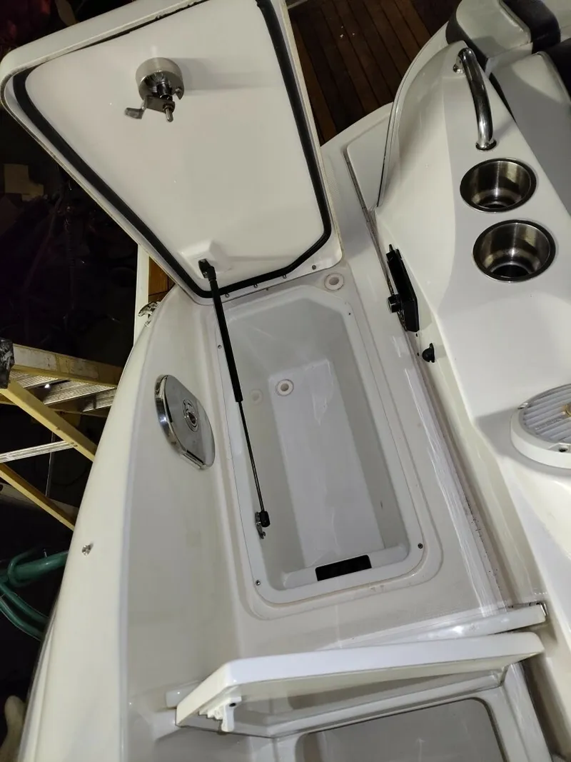 Slide: The Image of Sea Ray 350SLX 2018 - 8328766