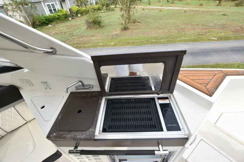 Slide: The Image of Sea Ray 350SLX 2018 - 8064447
