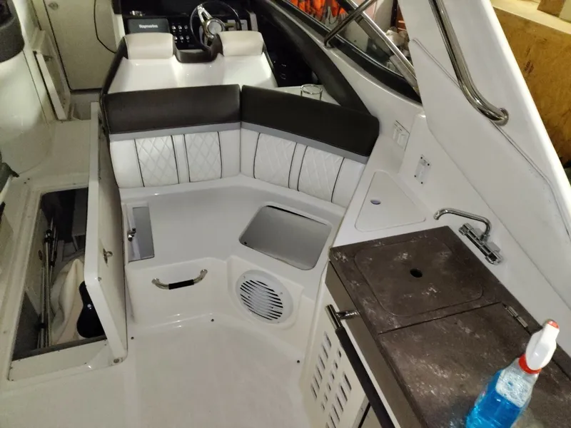 Slide: The Image of Sea Ray 350SLX 2018 - 8328772
