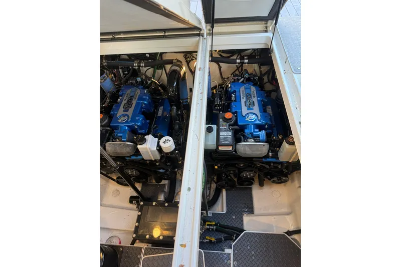 Slide: The Image of Formula 380 Super Sport Crossover I/O 2022 - 8146738